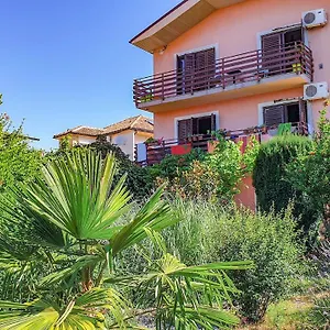 Marinici - With Private Parking Apartman